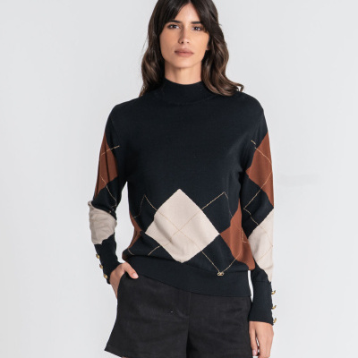 Mulher com camisola listrada de malha e calções pretos