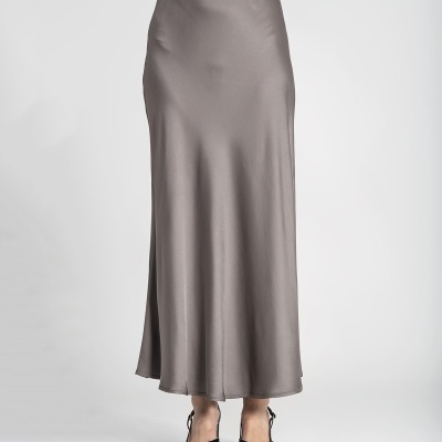 Saia longa cinzenta acetinada em fundo branco