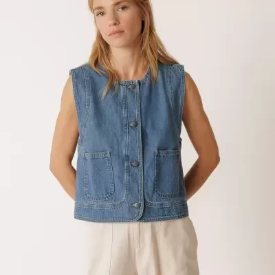 Colete jeans azul com botões e bolsos frontais