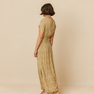 Vestido comprido floral amarelo e bege com mangas curtas e saia franzida