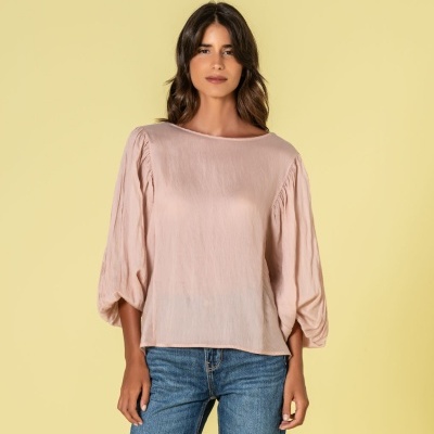 Blusa feminina rosa claro com mangas bufantes e calças de ganga azuis
