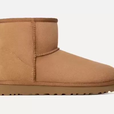 Bota camel em camurça com sola castanha e etiqueta UGG atrás