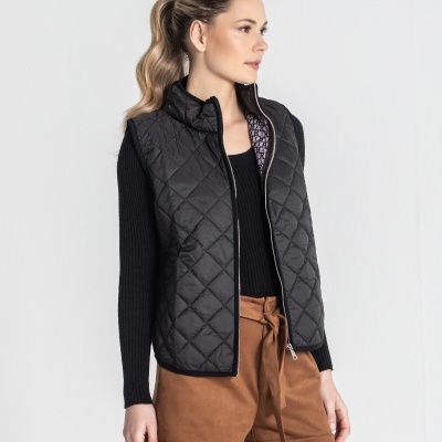 Colete acolchoado preto feminino com padrão xadrez e fecho de correr