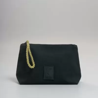 Bolsa preta com alça amarela e etiqueta INDIG&COLD