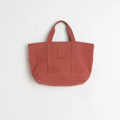 Mala tote cor de ferrugem com etiqueta em pele e alças largas