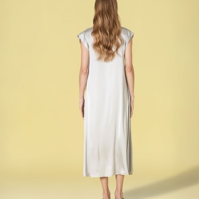 Vestido branco comprido acetinado visto de trás com sandálias pretas