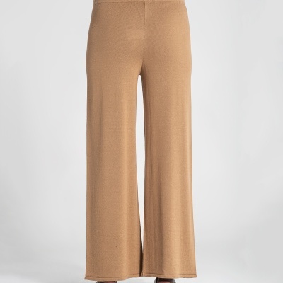 Calças compridas castanhas de tecido macio com corte largo vistas de costas