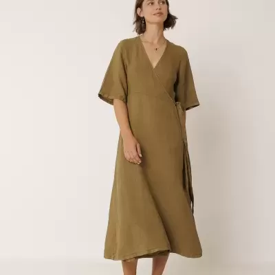 Vestido comprido castanho claro com sandálias castanhas