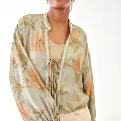 Blusa feminina floral com punhos elásticos e detalhes em fitas no decote