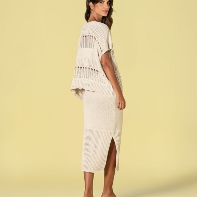 Conjunto feminino de malha creme com blusa de mangas curtas e saia lápis midi com fenda, sandálias pretas de salto baixo