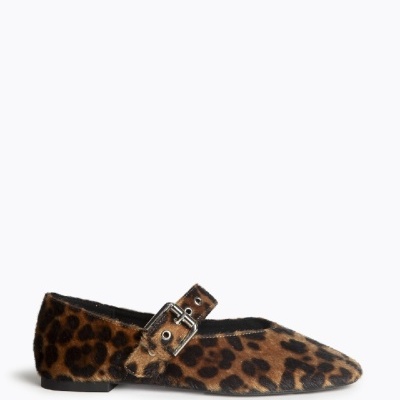 Sapatilha feminina padrão animal print castanho e preto com fivela prateada.
