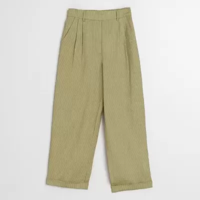 Calças verdes com riscas brancas finas e bainha virada