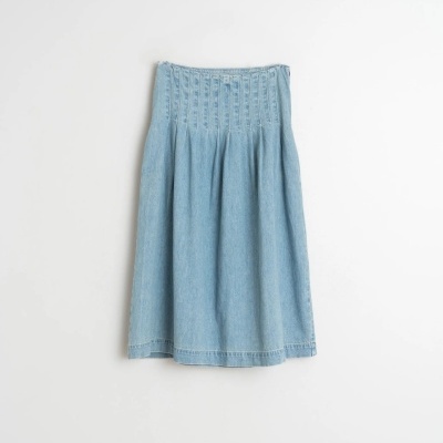 Saia jeans indigo claro com bordados e pregas suspensa