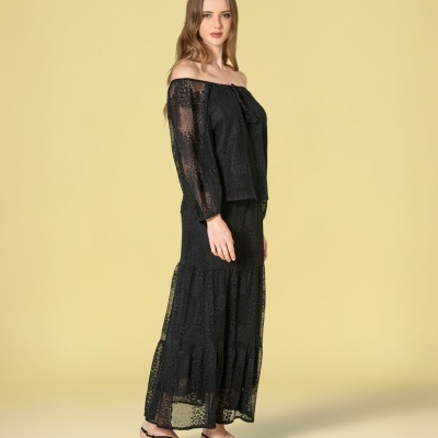 Conjunto feminino preto rendado com blusa ombro a ombro e saia longa