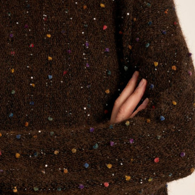 Camisola castanha malha felpuda com pompons coloridos e lantejoulas