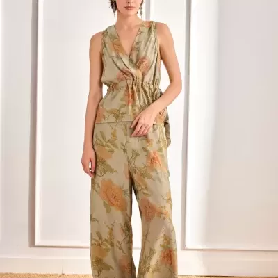 Conjunto feminino floral verde e bege com calças largas e regata de decote em V