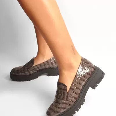 Sapatos mocassim castanhos com padrão croco e sola preta
