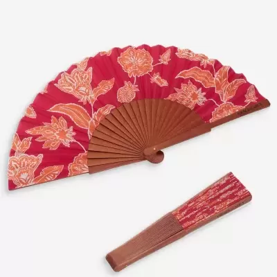 Leque vermelho com padrões florais laranja e branco e estrutura de madeira.