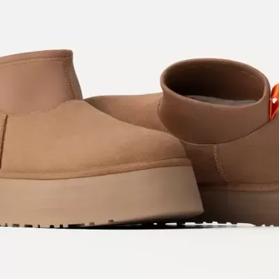 Botas curtas em camurça bege com sola grossa e detalhes castanhos e laranja