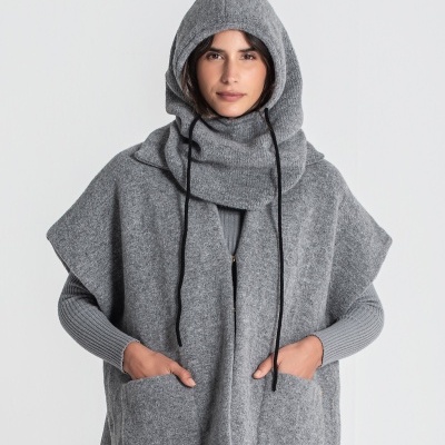 mulher vestindo roupa cinzenta com capuz e bolsos