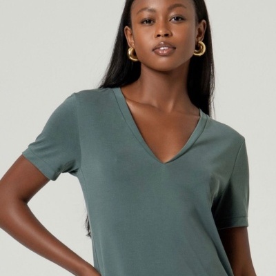 T-shirt feminina verde escuro com decote em V e mangas curtas