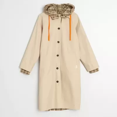 Casaco bege comprido com capuz xadrez e cordões laranja