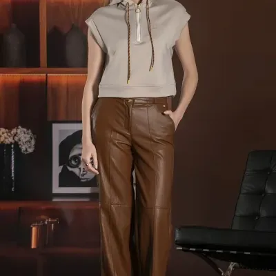 Mulher com roupa casual e boné dentro de sala moderna