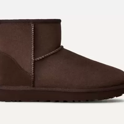 Bota castanha de cano curto em camurça com sola escura