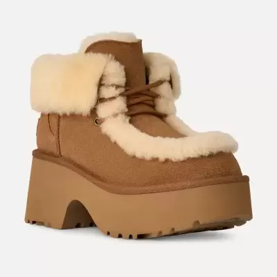 Bota camel de plataforma com pelo bege e sola grossa castanha