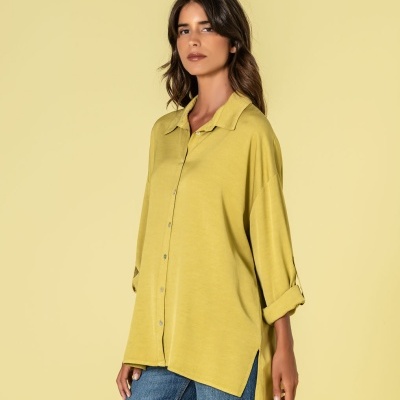 Camisa oversized amarela mostarda com botões e jeans azul claro
