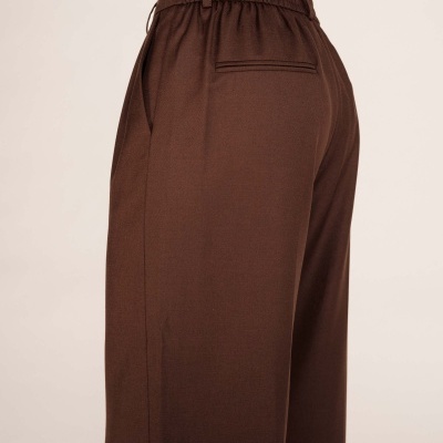 Calças castanhas com cintura elástica e vestido castanho escuro