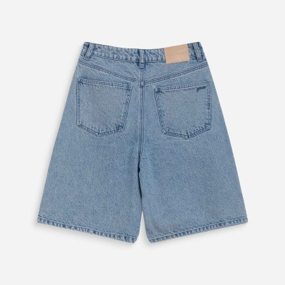 Calções de ganga azul claro com etiquetas e bolsas traseiras