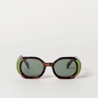 Óculos de sol com armação tartaruga e lentes verdes