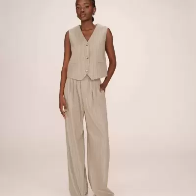 Conjunto bege risca fina com colete e calças largas