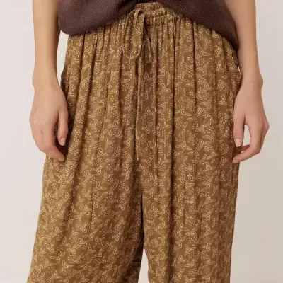 Calças padrão floral castanho com camisola castanha