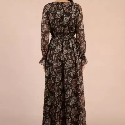 Vestido comprido feminino preto com padrão floral colorido e mangas compridas visto de costas