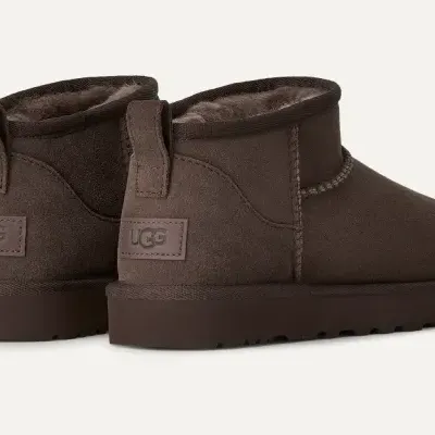 Botins castanhos UGG com forro em pelúcia e sola castanha