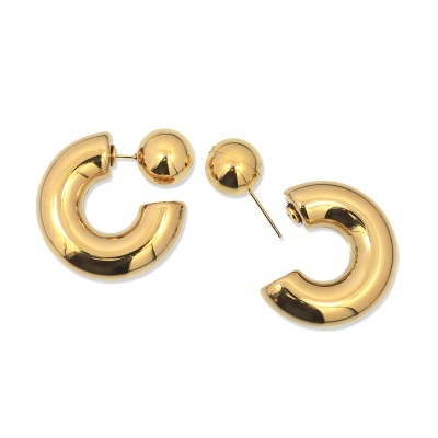 Brincos dourados em forma de meia argola com fecho de pino