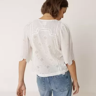 Blusa branca bordada feminina com jeans azuis vista de costas