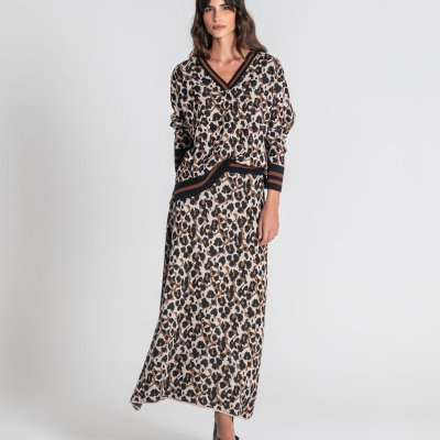 Vestido comprido animal print em tons castanhos e pretos com decote em V e detalhes em riscas pretas