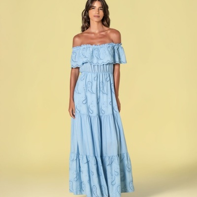 Vestido longo azul claro ombro a ombro com padrão em bordado ilhós