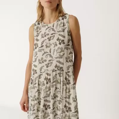 Vestido longo sem mangas com padrão floral em tons de verde e castanho