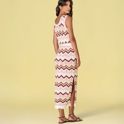 Vestido midi sem mangas com padrão zig zag em branco, bege, castanho e vinho