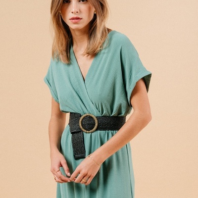 Vestido verde claro com cinto preto e fivela dourada