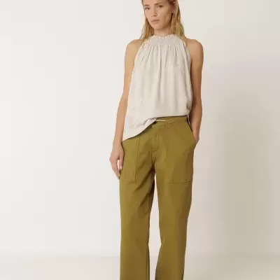 Roupa casual com calças verde-oliva e regata bege claro de tecido leve