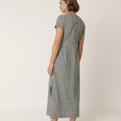 Vestido comprido xadrez preto e branco com botões na parte de trás