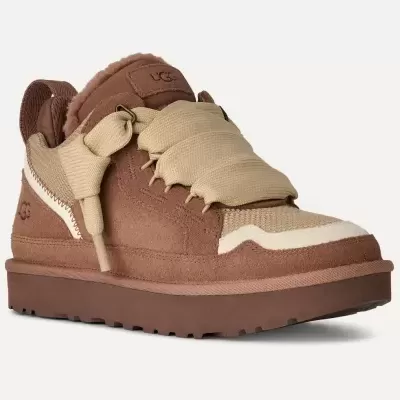 Tênis castanho e bege com sola espessa e atacadores largos