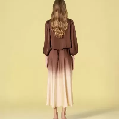 Vestido midi com degradê castanho e creme e mangas compridas.