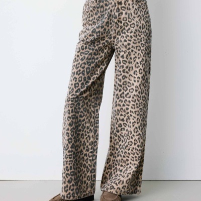 Calças largas animal print castanhas com sapatos castanhos