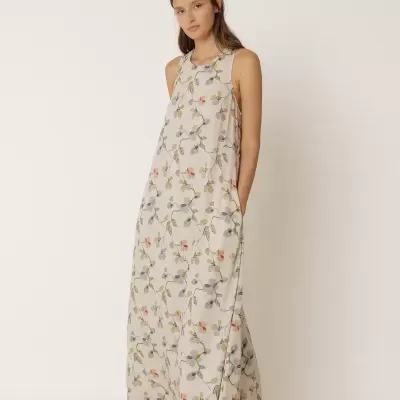 Vestido longo creme com padrão floral multicolorido e sandálias castanhas